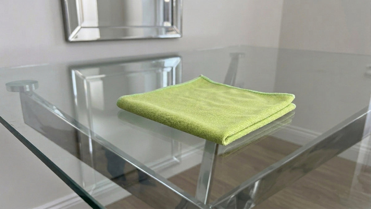 Microfibre cleaning cloth for smear free cleaning of mirrors windows and glass tables