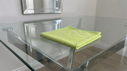 Microfibre cleaning cloth for smear free cleaning of mirrors windows and glass tables